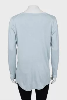 Blue pullover extended at the back
