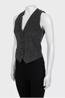 Fitted vest with buttons