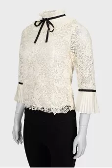 Blouse decorated with frills and ribbon