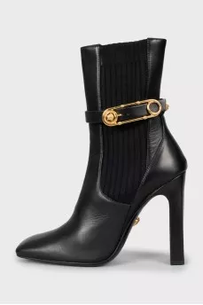 Leather ankle boots with figured heels