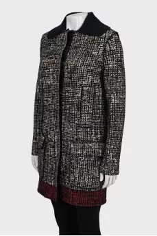 Straight cut coat with press-studs closure