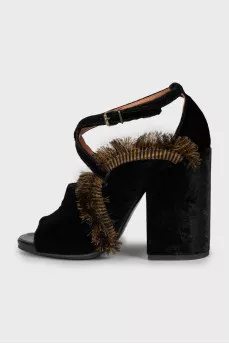 Velor sandals decorated with fringes