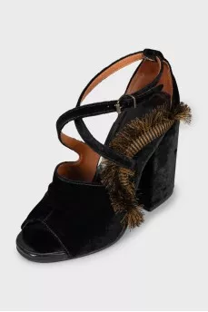 Velor sandals decorated with fringes
