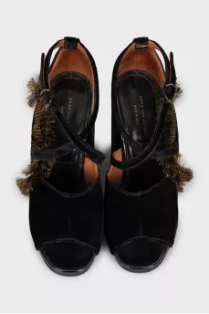 Velor sandals decorated with fringes