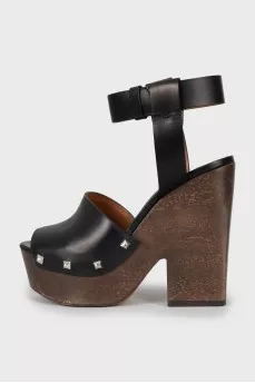 Leather sandals with wooden heels