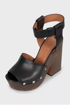 Leather sandals with wooden heels