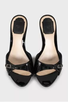 Quilted sandals decorated with buckle