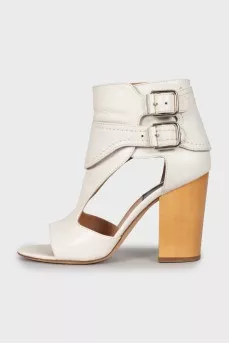 Leather shoes with wooden heels
