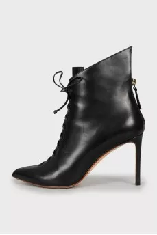 Leather ankle boots decorated with laces