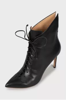 Leather ankle boots decorated with laces