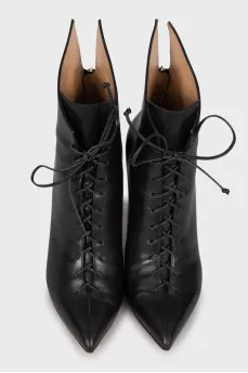 Leather ankle boots decorated with laces