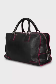 Tote bag with contrasting edges