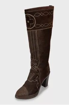 Suede boots with contrast stitching