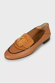 Leather shoes with signature logo