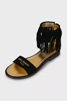 Suede sandals decorated with fringes