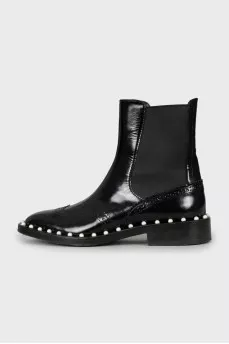 Leather boots decorated with pearls
