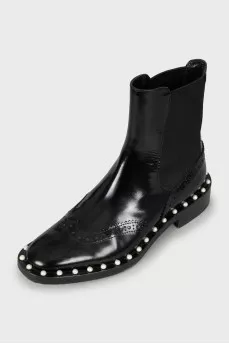 Leather boots decorated with pearls