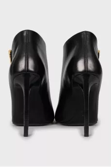 Ankle boots with golden zipper