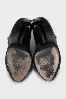 Ankle boots with golden zipper