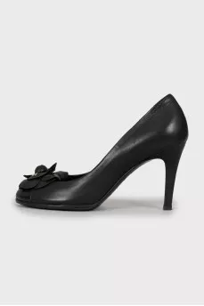 Leather shoes with brand logo