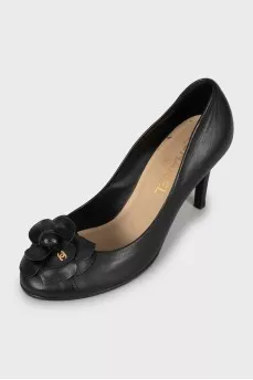 Leather shoes with brand logo