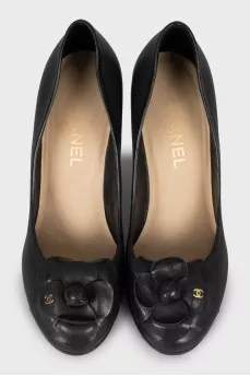 Leather shoes with brand logo