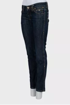 Low-rise jeans with gold hardware