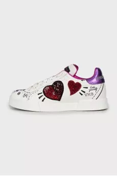 Printed sneakers decorated with a patch