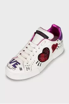 Printed sneakers decorated with a patch