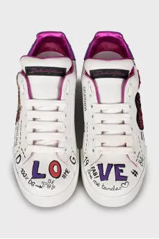 Printed sneakers decorated with a patch