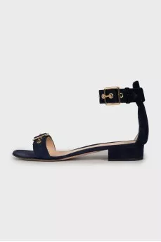 Suede sandals decorated with buckle
