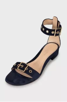 Suede sandals decorated with buckle