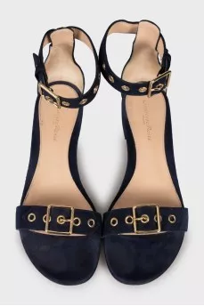 Suede sandals decorated with buckle