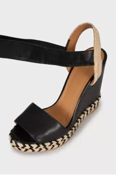 Leather sandals with woven platform