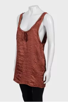 Decorated tank with rumpled effect
