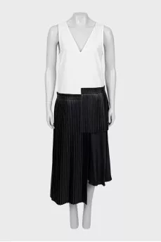 Dress with pleated hem, with tag