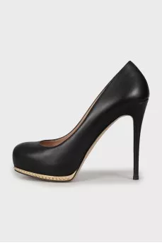 Leather shoes decorated with spikes