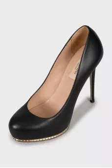 Leather shoes decorated with spikes