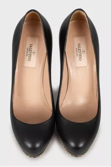 Leather shoes decorated with spikes