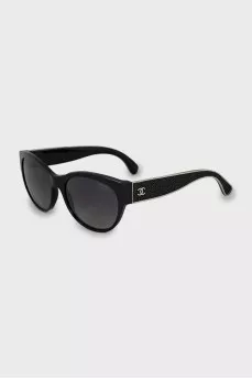 Sunglasses with silver logo