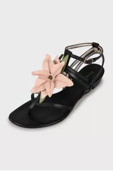Leather sandals with removable decoration