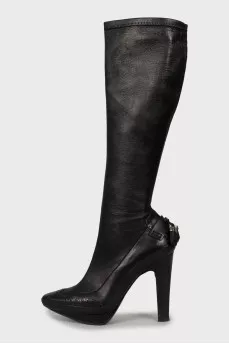 Perforated boots with almond toe