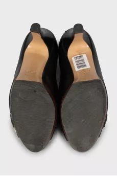 Leather shoes with wooden soles