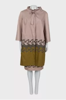 Suit with skirt decorated with embroidery