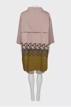 Suit with skirt decorated with embroidery