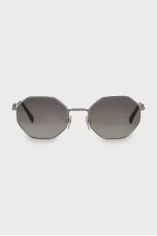Sunglasses decorated with chain