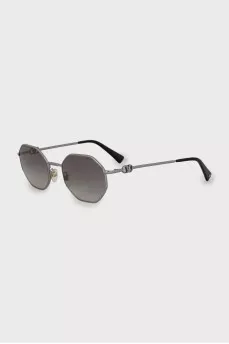 Sunglasses decorated with chain