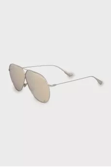 Aviator sunglasses with mirrored lenses