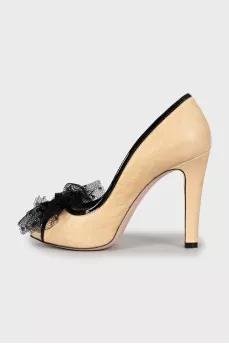Leather shoes decorated with mesh