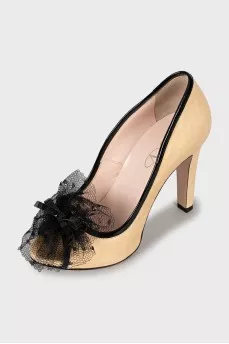 Leather shoes decorated with mesh